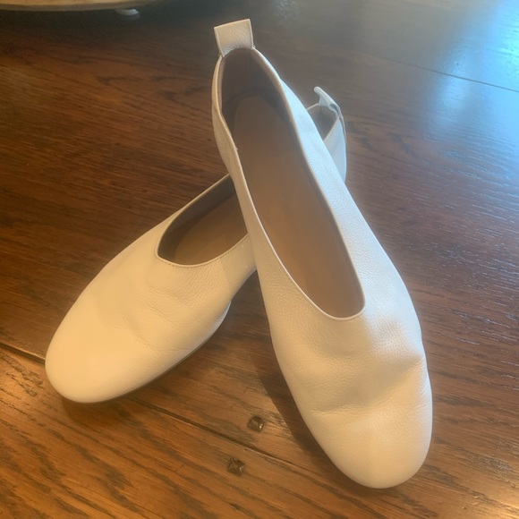 Everlane Shoes - Everlane white flats